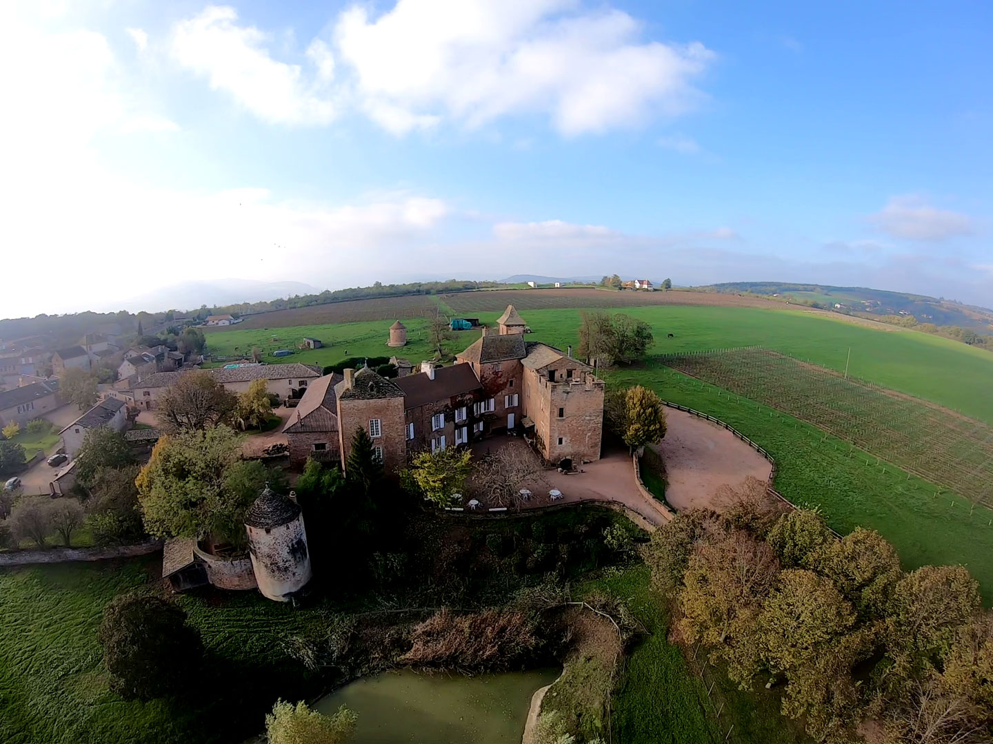 Vue extérieure du Château de Salornay et de son domaine